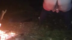 CHUBBY CUTE MILF SQUATS & PEES IN FOREST &NEXT TO CAMP FIRE